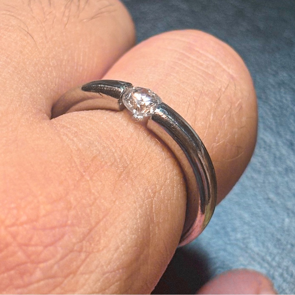 Steel ring with white zirconia
